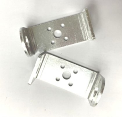 Narrow U bracket for dual-axis steering gear